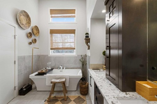 2012 49 Avenue Sw, Calgary, AB - Indoor Photo Showing Bathroom