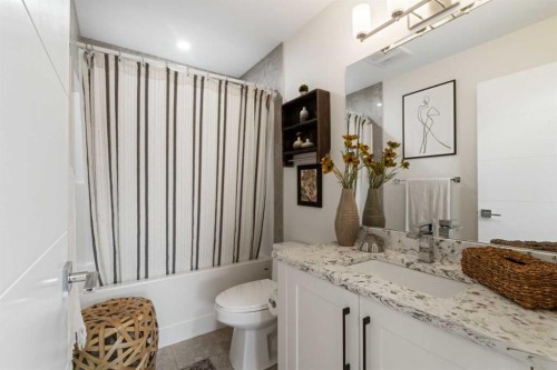 2012 49 Avenue Sw, Calgary, AB - Indoor Photo Showing Bathroom