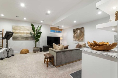 2012 49 Avenue Sw, Calgary, AB - Indoor