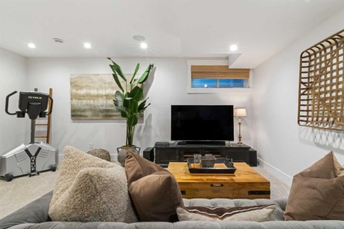 2012 49 Avenue Sw, Calgary, AB - Indoor