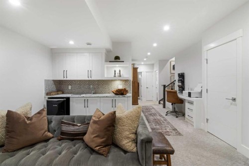 2012 49 Avenue Sw, Calgary, AB - Indoor