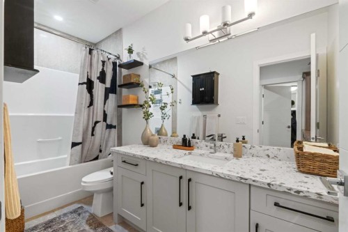 2012 49 Avenue Sw, Calgary, AB - Indoor Photo Showing Bathroom