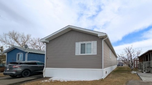 #3-5853 4 Street West, Claresholm, AB 