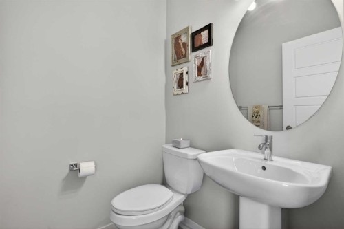 394 Sundown Road, Cochrane, AB - Indoor Photo Showing Bathroom