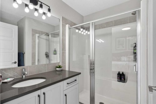 394 Sundown Road, Cochrane, AB - Indoor Photo Showing Bathroom