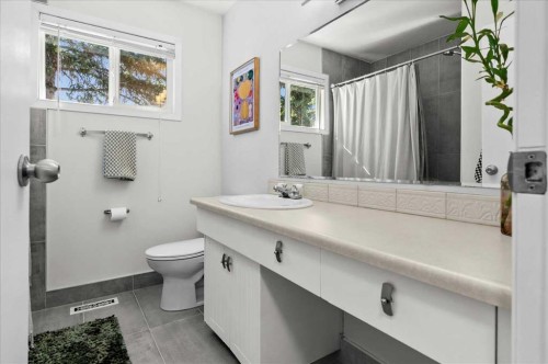 20 Brampton Crescent Sw, Calgary, AB - Indoor Photo Showing Bedroom