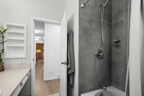 20 Brampton Crescent Sw, Calgary, AB - Indoor Photo Showing Bathroom