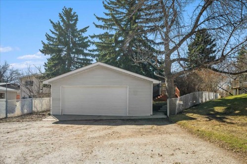 20 Brampton Crescent Sw, Calgary, AB - Indoor Photo Showing Garage