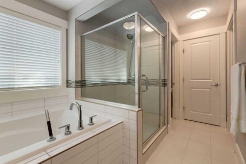 76 Dieppe Drive Sw, Calgary, AB - Indoor Photo Showing Bathroom