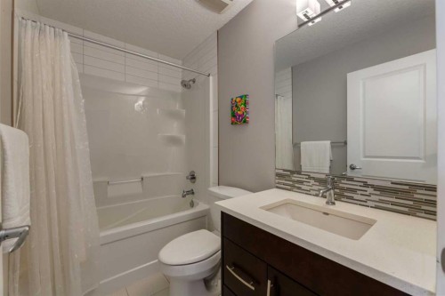 76 Dieppe Drive Sw, Calgary, AB - Indoor Photo Showing Bathroom