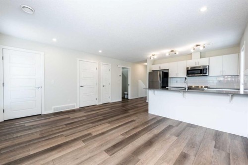 428 Cranbrook Square Se, Calgary, AB - Indoor Photo Showing Kitchen