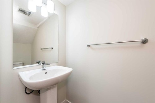 428 Cranbrook Square Se, Calgary, AB - Indoor Photo Showing Bathroom