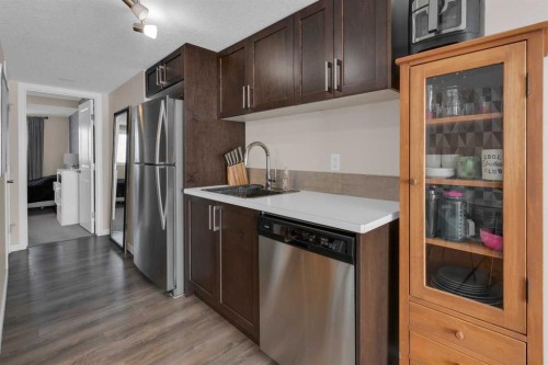 216 Sundown Road, Cochrane, AB - Indoor Photo Showing Kitchen