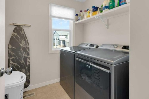 26 Heritage Landing, Cochrane, AB - Indoor Photo Showing Laundry Room