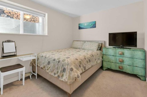 26 Heritage Landing, Cochrane, AB - Indoor Photo Showing Bedroom