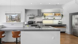 158 23 Avenue NW Calgary, AB T2M 4Y8