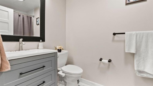 2416 Woodview Drive Sw, Calgary, AB - Indoor Photo Showing Bathroom