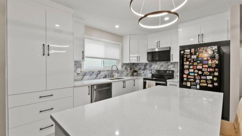 2416 Woodview Drive Sw, Calgary, AB - Indoor Photo Showing Kitchen With Upgraded Kitchen