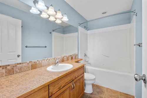 64 Isbister Close, Red Deer, AB - Indoor Photo Showing Bathroom
