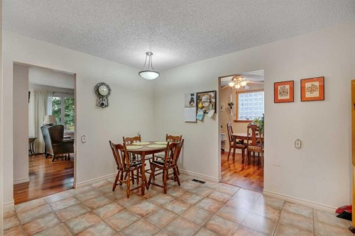 4623 31 Avenue Ne, Calgary, AB - Indoor Photo Showing Dining Room