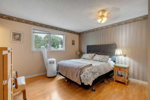 4623 31 Avenue Ne, Calgary, AB - Indoor Photo Showing Bedroom