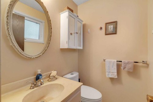 4623 31 Avenue Ne, Calgary, AB - Indoor Photo Showing Bathroom