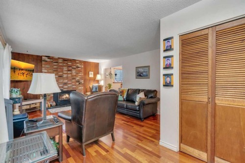 4623 31 Avenue Ne, Calgary, AB - Indoor With Fireplace