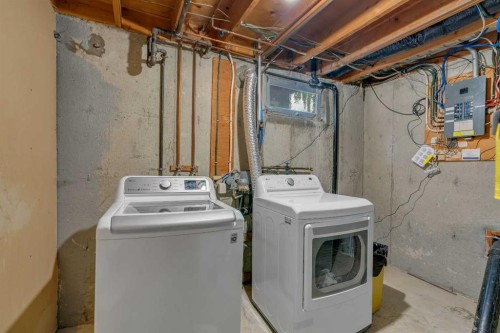 4623 31 Avenue Ne, Calgary, AB - Indoor Photo Showing Laundry Room