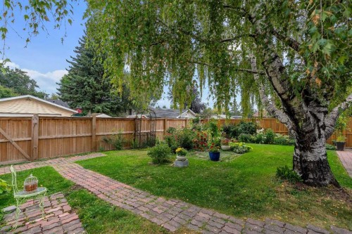 4623 31 Avenue Ne, Calgary, AB - Outdoor With Backyard