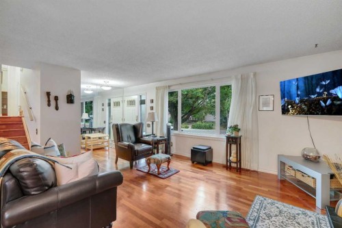 4623 31 Avenue Ne, Calgary, AB - Indoor Photo Showing Living Room