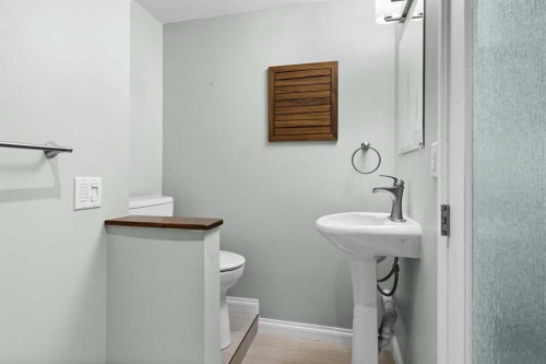 7715 67 Avenue Nw, Calgary, AB - Indoor Photo Showing Bathroom