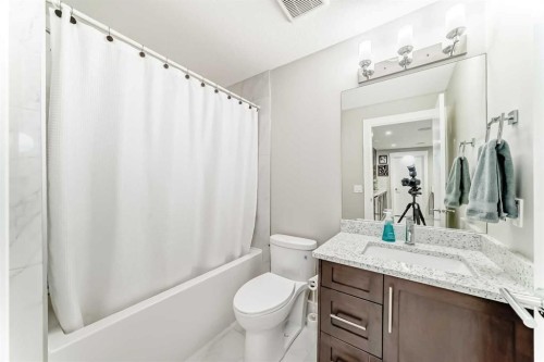 114 Kinniburgh Road, Chestermere, AB - Indoor Photo Showing Bathroom