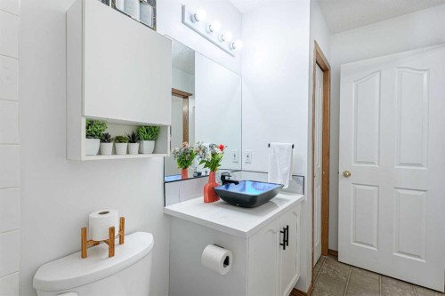13 Mt Aberdeen Manor Se, Calgary, AB 