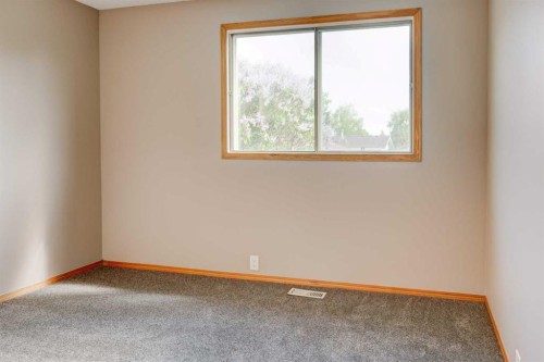 27 Dovely Way Se, Calgary, AB 