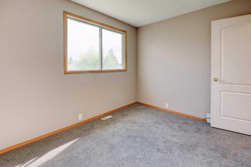 27 Dovely Way Se, Calgary, AB 