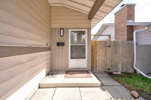 27 Dovely Way Se, Calgary, AB 