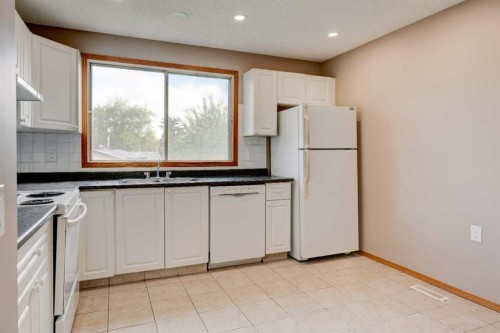 27 Dovely Way Se, Calgary, AB 