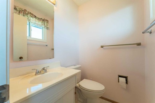 3320 Temple Road Ne, Calgary, AB - Indoor Photo Showing Bathroom