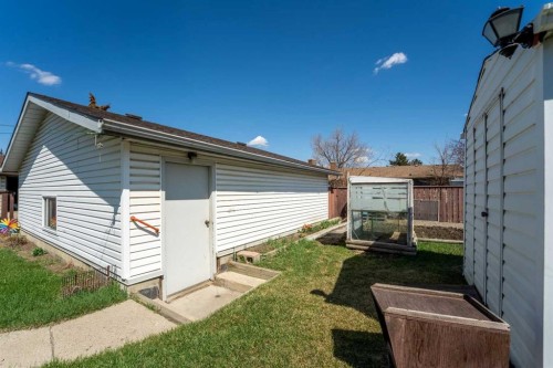 3320 Temple Road Ne, Calgary, AB - Outdoor