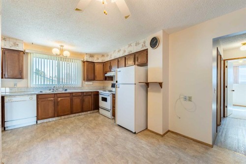 3320 Temple Road Ne, Calgary, AB - Indoor Photo Showing Kitchen