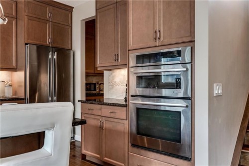 19 Aspen Acres Road Sw, Calgary, AB - Indoor Photo Showing Kitchen