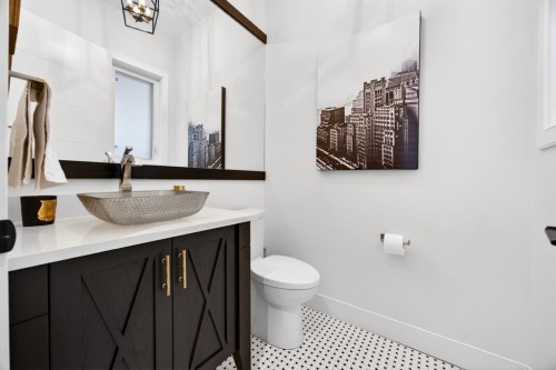 2038 48 Avenue Sw, Calgary, AB - Indoor Photo Showing Bathroom