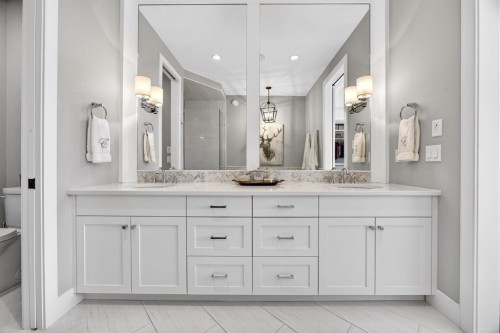 2038 48 Avenue Sw, Calgary, AB - Indoor Photo Showing Bathroom