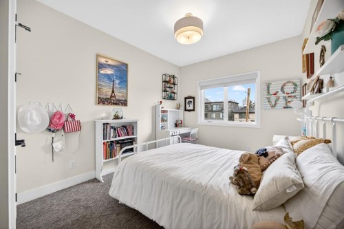 2038 48 Avenue Sw, Calgary, AB - Indoor Photo Showing Bedroom