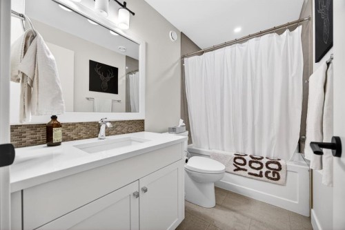 2038 48 Avenue Sw, Calgary, AB - Indoor Photo Showing Bathroom