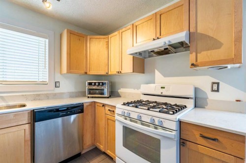143 Erin Mount Place Se, Calgary, AB - Indoor Photo Showing Kitchen