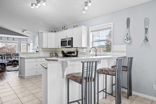 187 West Lakeview Circle, Chestermere, AB - Indoor Photo Showing Kitchen