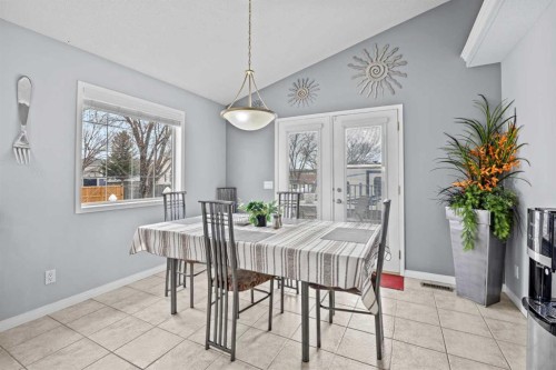 187 West Lakeview Circle, Chestermere, AB - Indoor Photo Showing Dining Room