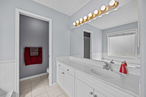 187 West Lakeview Circle, Chestermere, AB - Indoor Photo Showing Bathroom