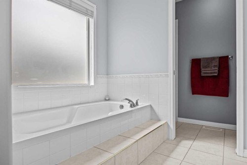 187 West Lakeview Circle, Chestermere, AB - Indoor Photo Showing Bathroom